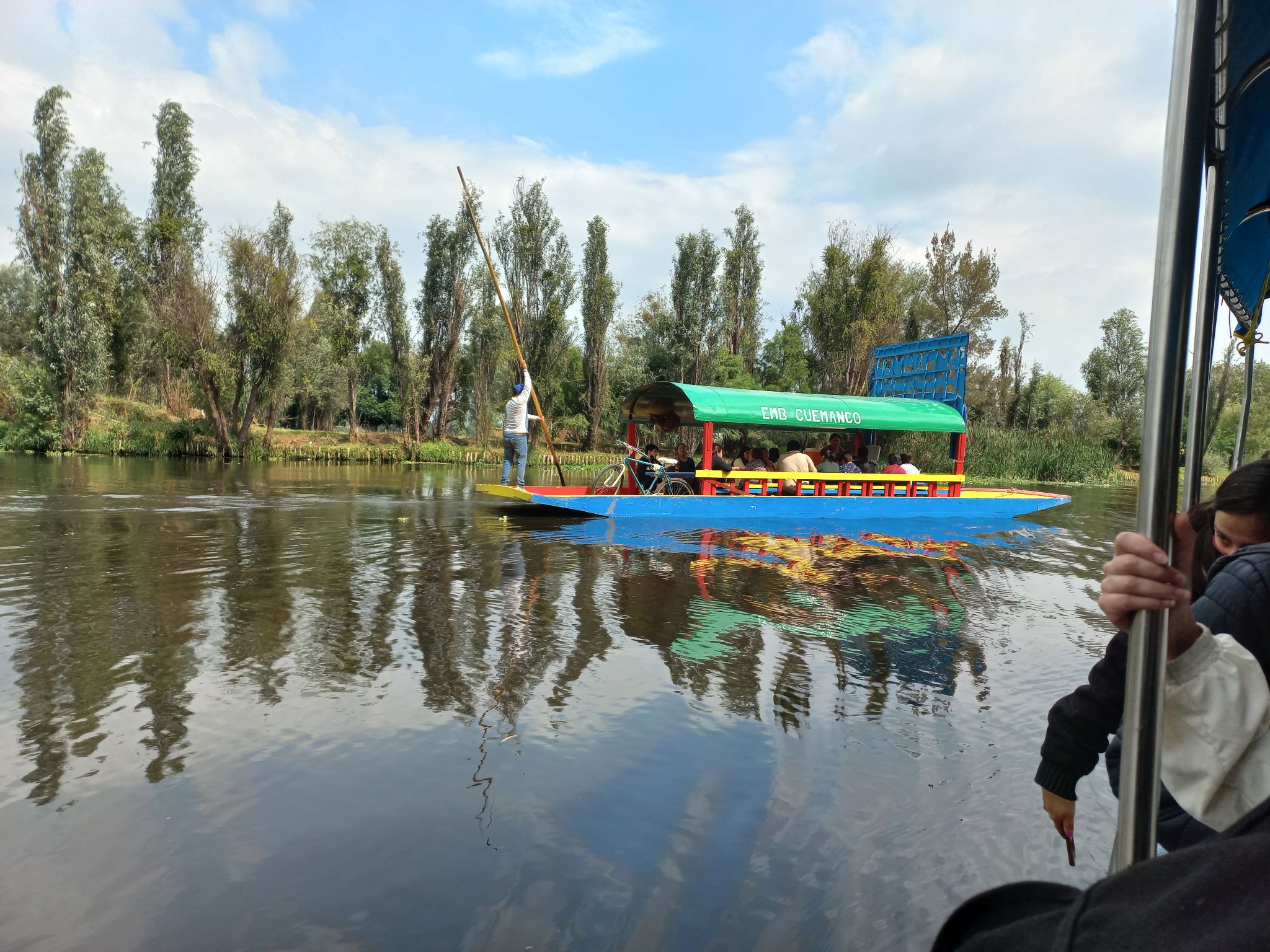 recorrido en una trajinera en Xochimilco